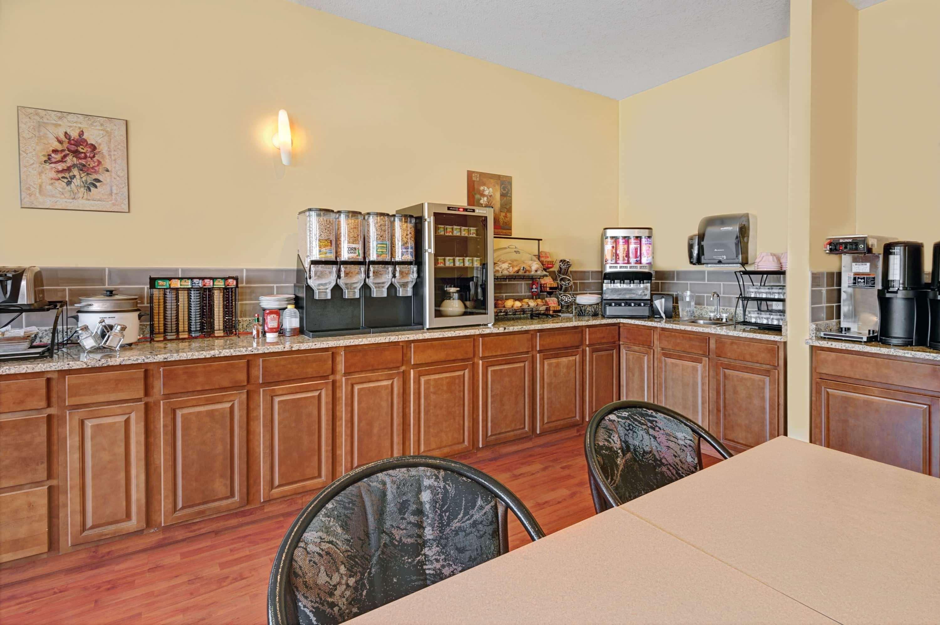 Quality Inn & Suites Edmonton International Airport Ледук Экстерьер фото