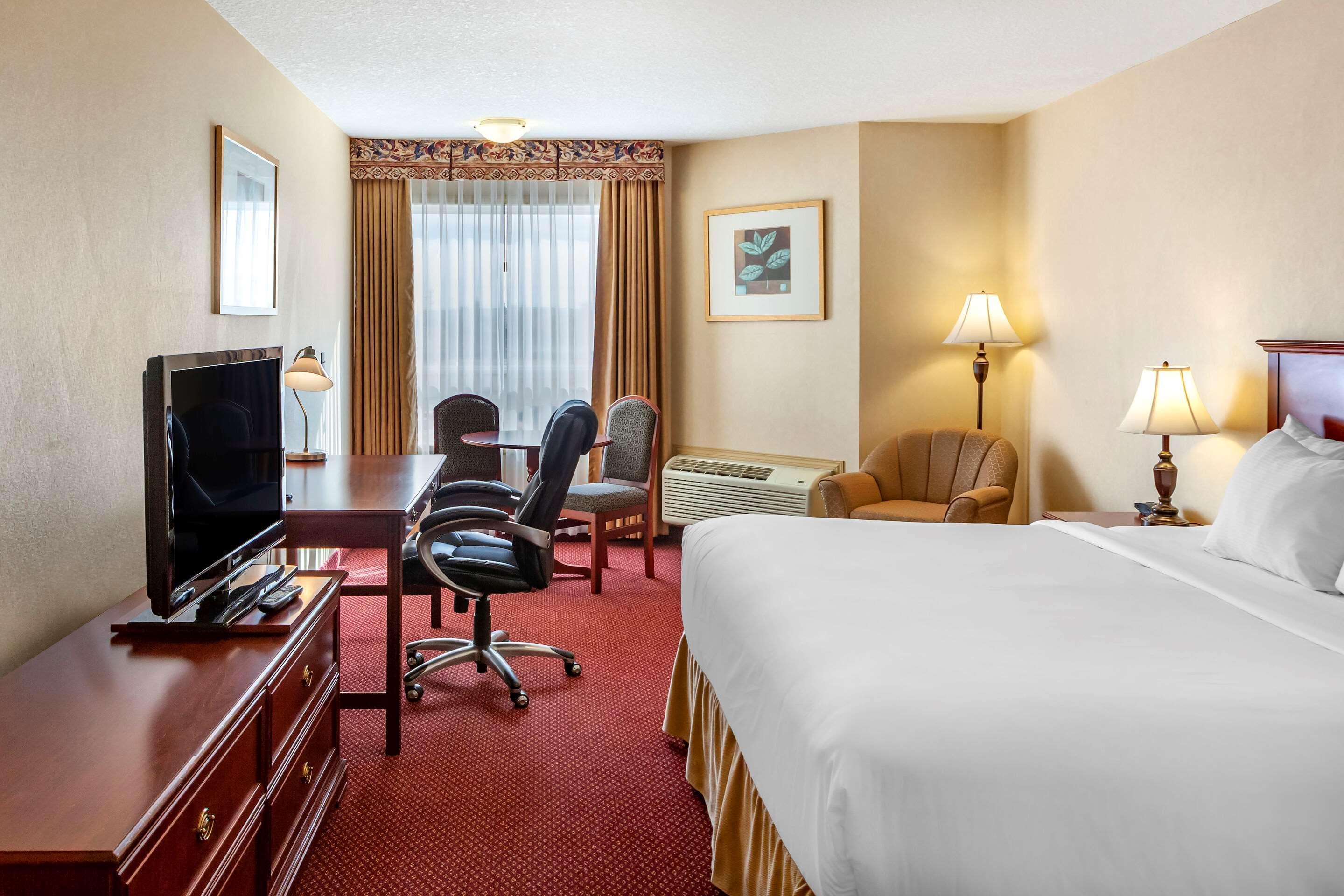 Quality Inn & Suites Edmonton International Airport Ледук Экстерьер фото