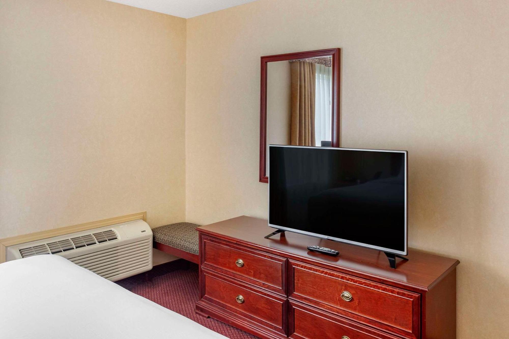 Quality Inn & Suites Edmonton International Airport Ледук Экстерьер фото