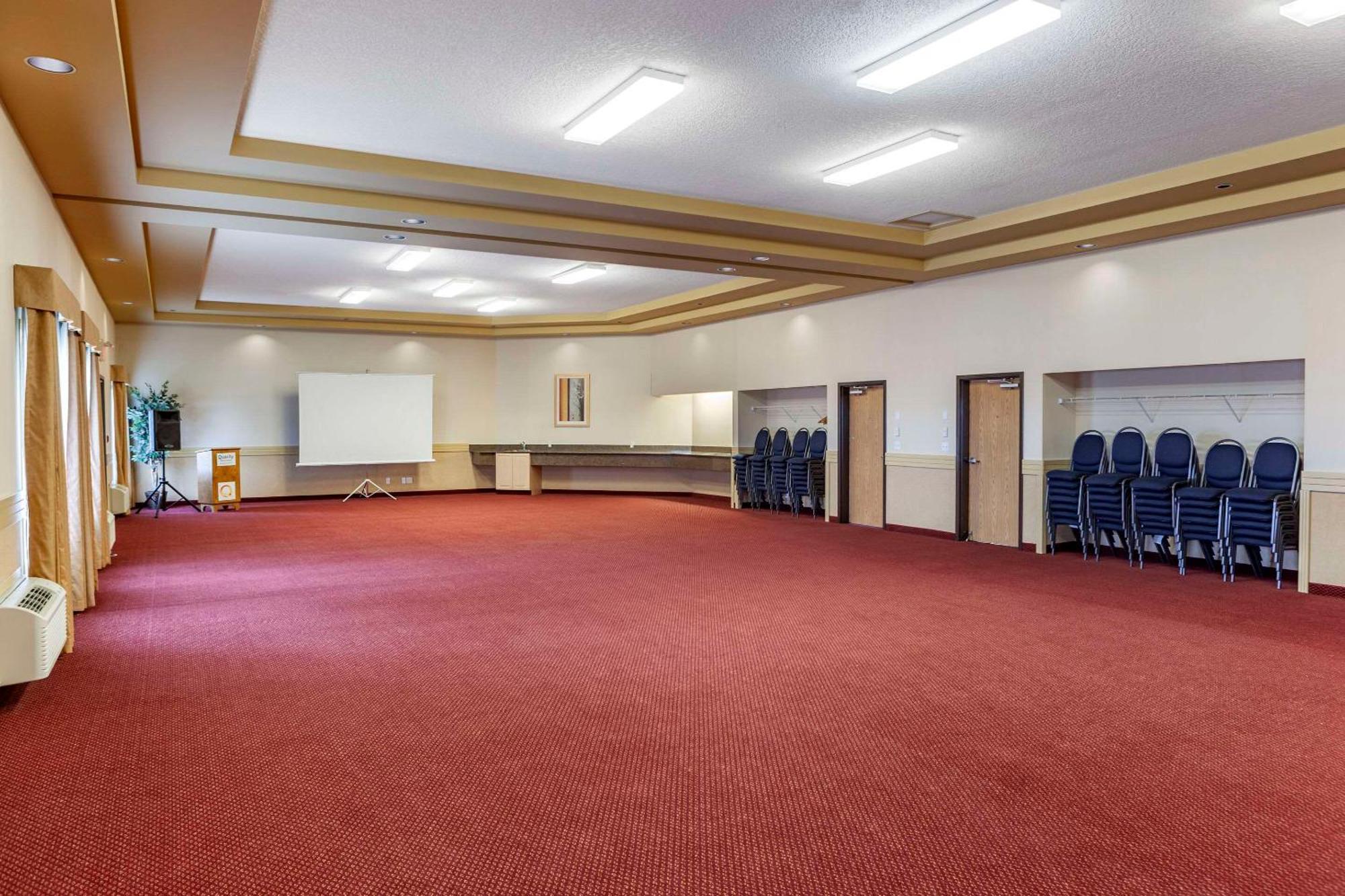 Quality Inn & Suites Edmonton International Airport Ледук Экстерьер фото
