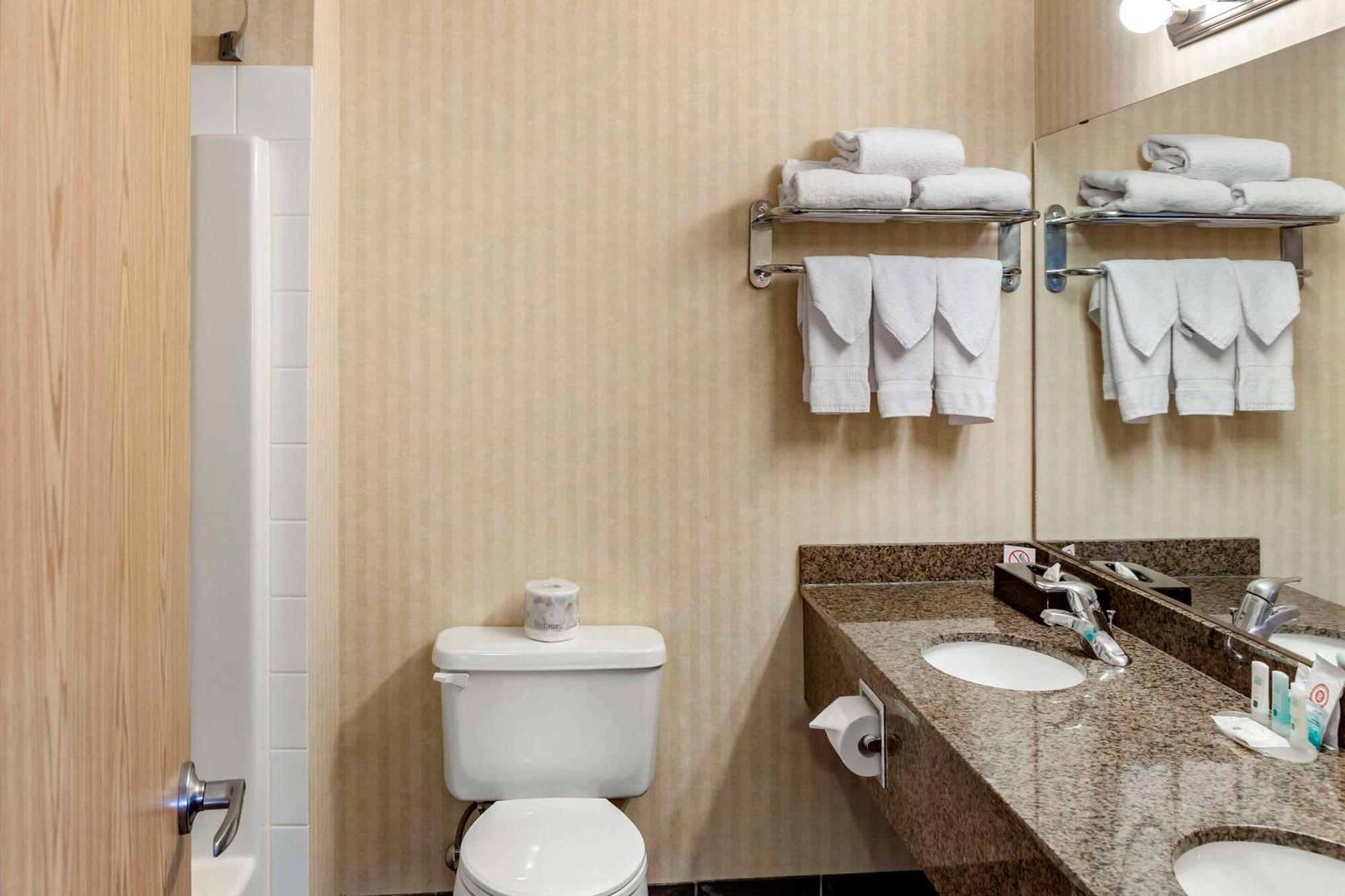 Quality Inn & Suites Edmonton International Airport Ледук Экстерьер фото