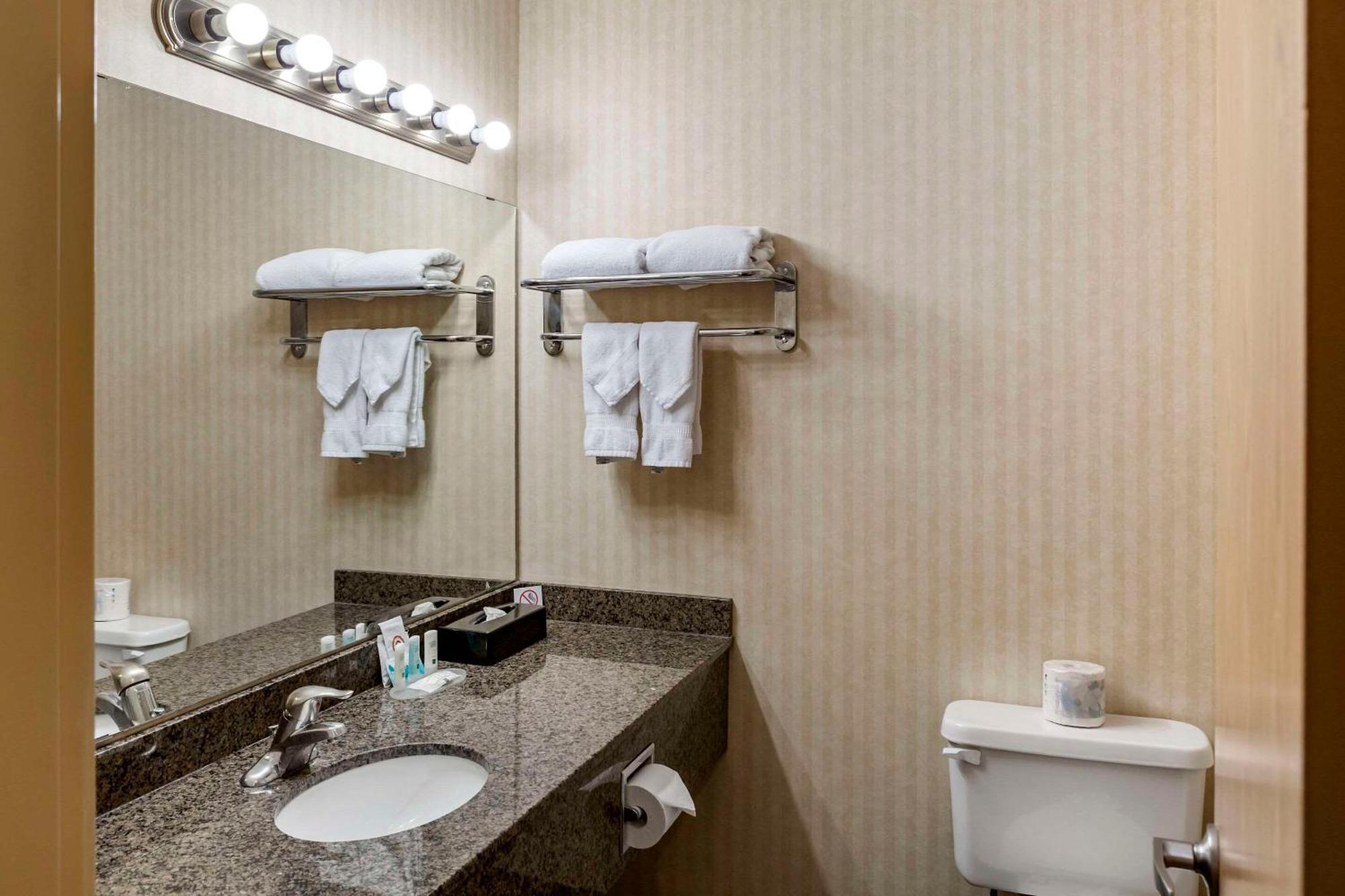 Quality Inn & Suites Edmonton International Airport Ледук Экстерьер фото
