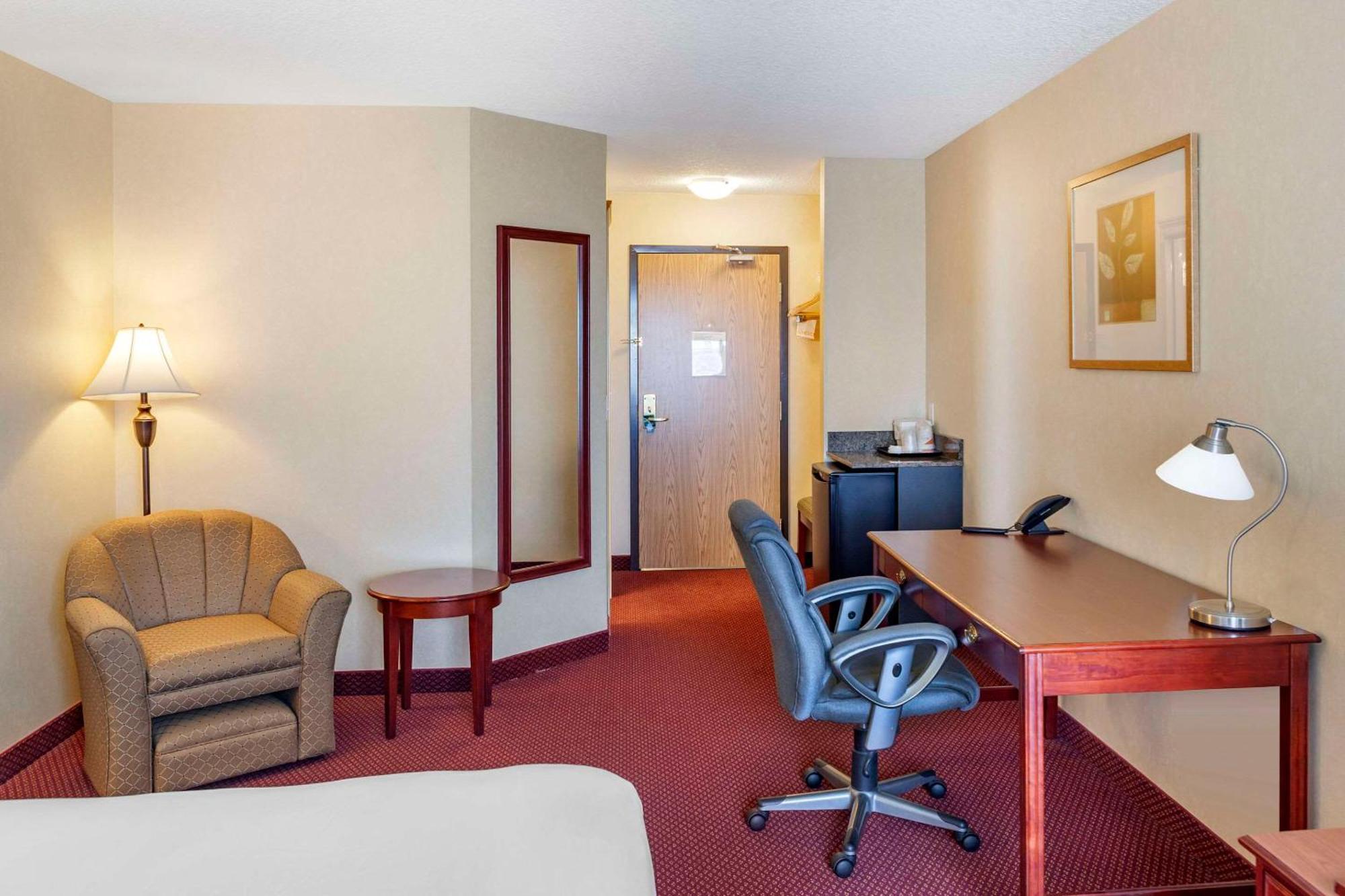 Quality Inn & Suites Edmonton International Airport Ледук Экстерьер фото