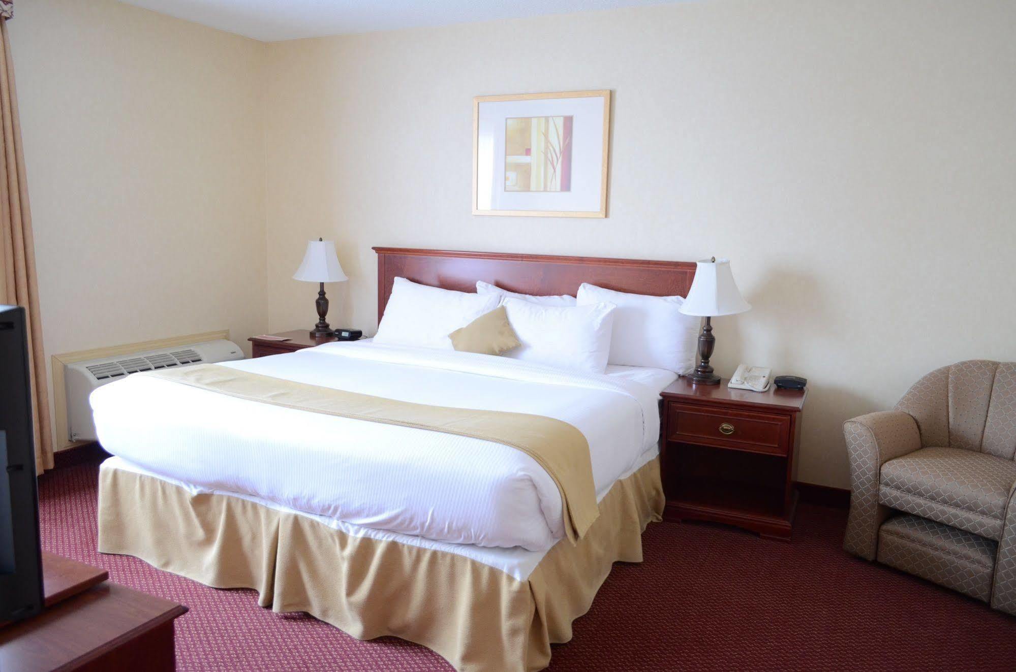 Quality Inn & Suites Edmonton International Airport Ледук Экстерьер фото
