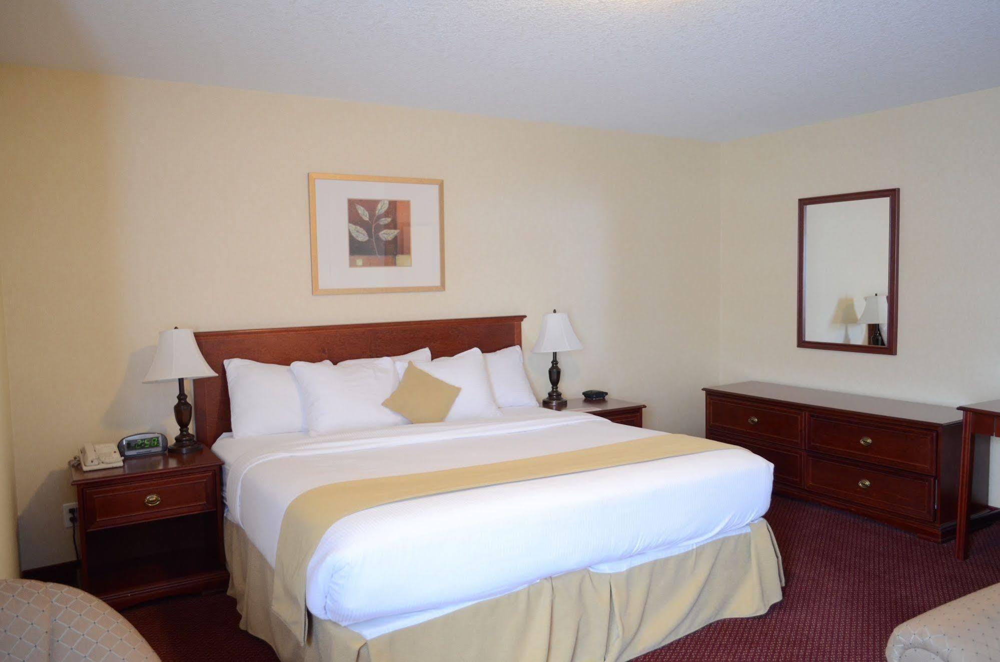Quality Inn & Suites Edmonton International Airport Ледук Экстерьер фото