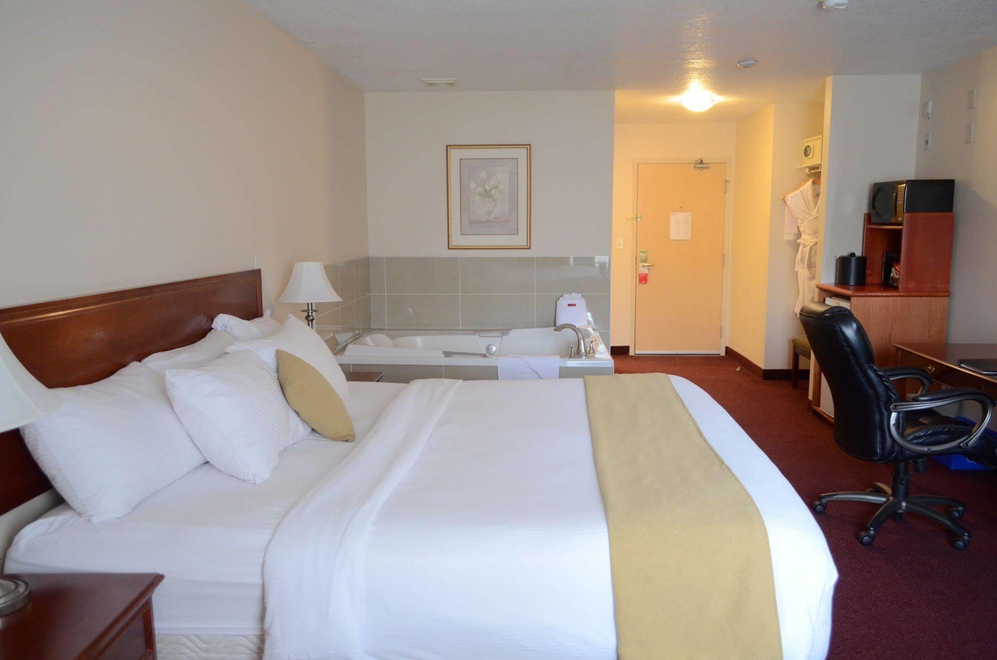 Quality Inn & Suites Edmonton International Airport Ледук Экстерьер фото